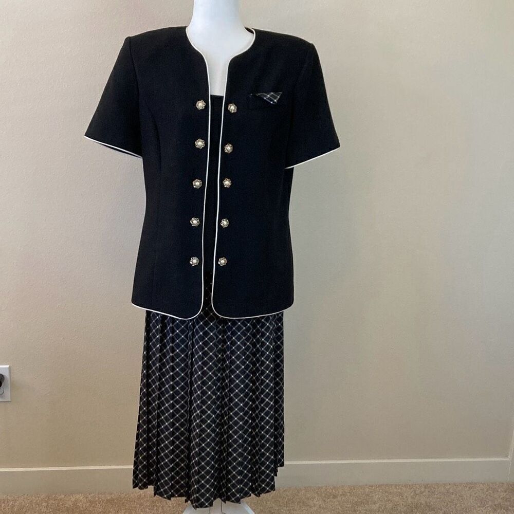 Leslie Fay Vintage 2 Piece Skirt Suit Black White Pleated Grid Pearl Button 12‎